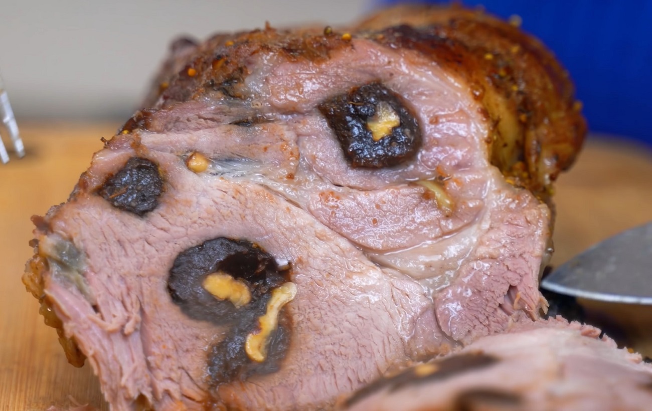 Королівська свинина з чорносливом в духовці для різдвяної вечері: простий рецепт