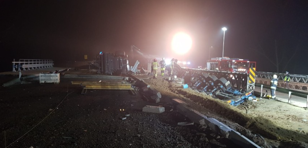 У Польщі українець напідпитку на вантажівці розтрощив міст і "пірнув" у річку, спровокувавши екоНС