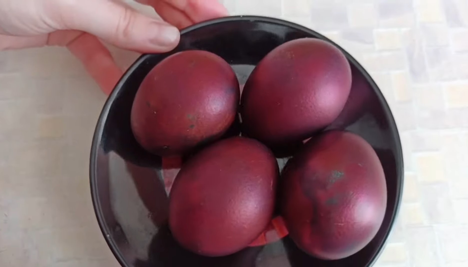 Фарбуємо яйця до Великодня цибулинням і зеленкою: результат вас вразить