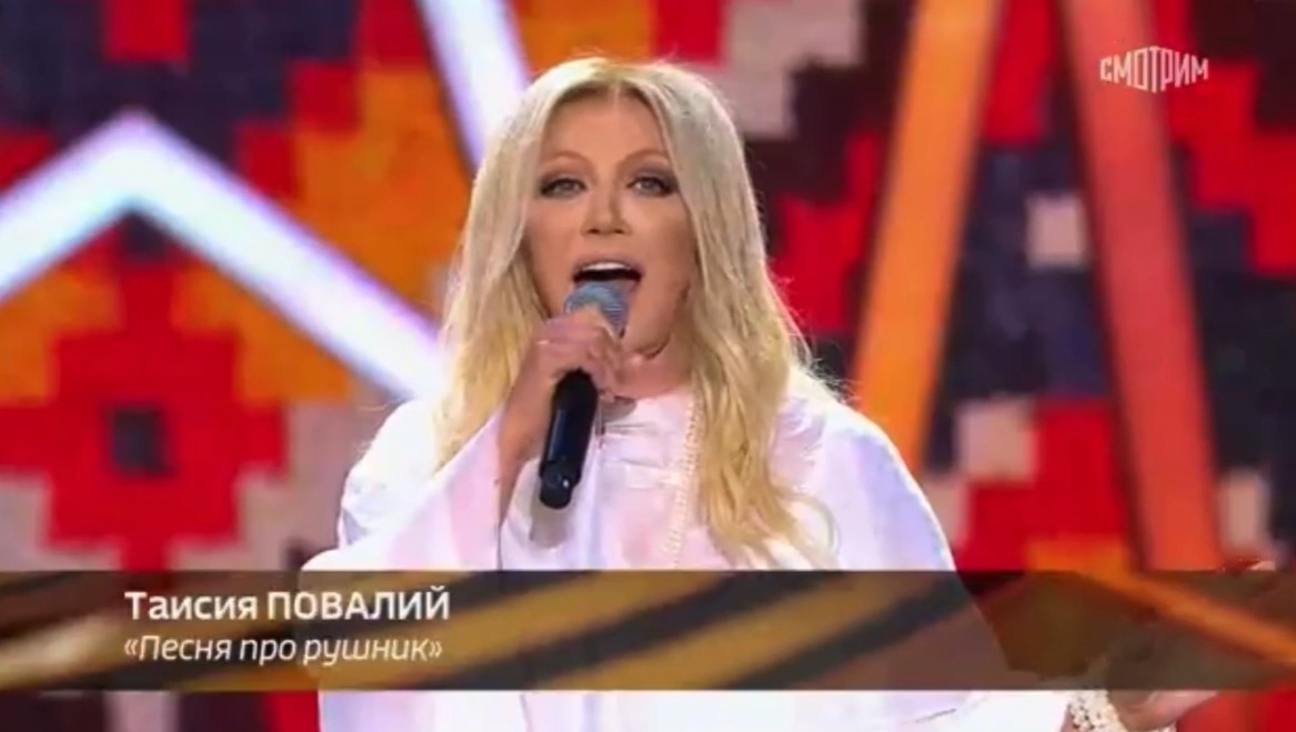 Повалий развлекала российских генералов 9 мая на сцене, увешанной георгиевскими лентами (видео)