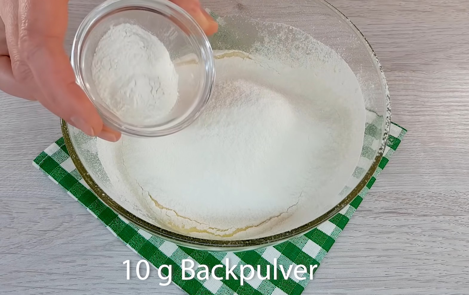 Готуємо пиріг за лічені хвилини: все змішав і в духовку!