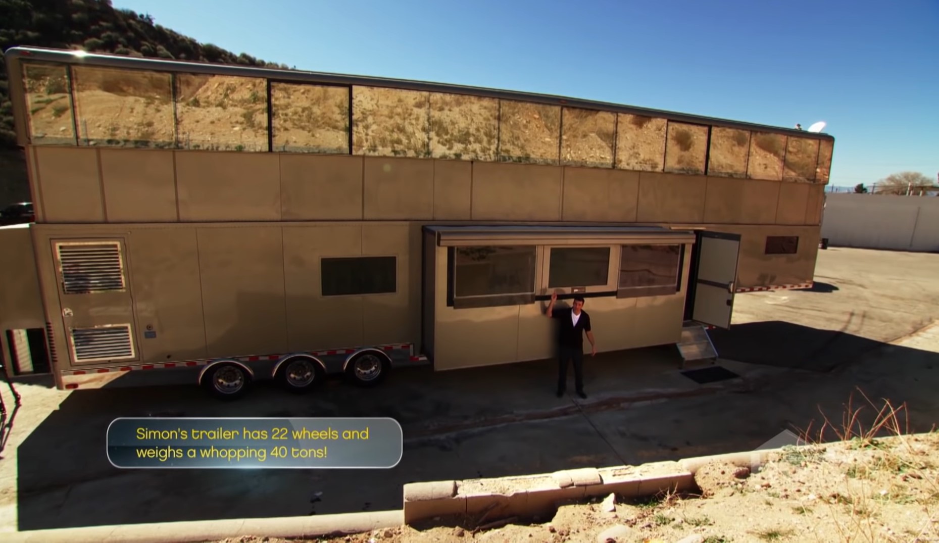 Два поверхи, величезна спальня і медичний кабінет: як виглядає дім на колесах за два мільйони