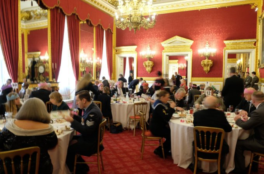 Появились фото и видео с Рождественской вечеринки королевской семьи, которая проводится 100 лет подряд