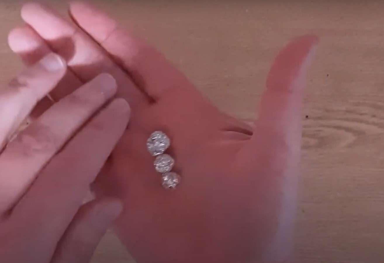 Навіщо класти в злив кухонної раковини кульки з фольги: ви будете здивовані