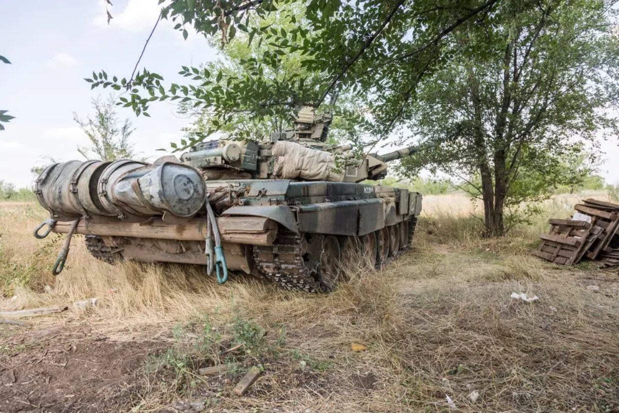 В России на мусорке нашли брошенный танк: солдаты ушли делать намаз (фото)