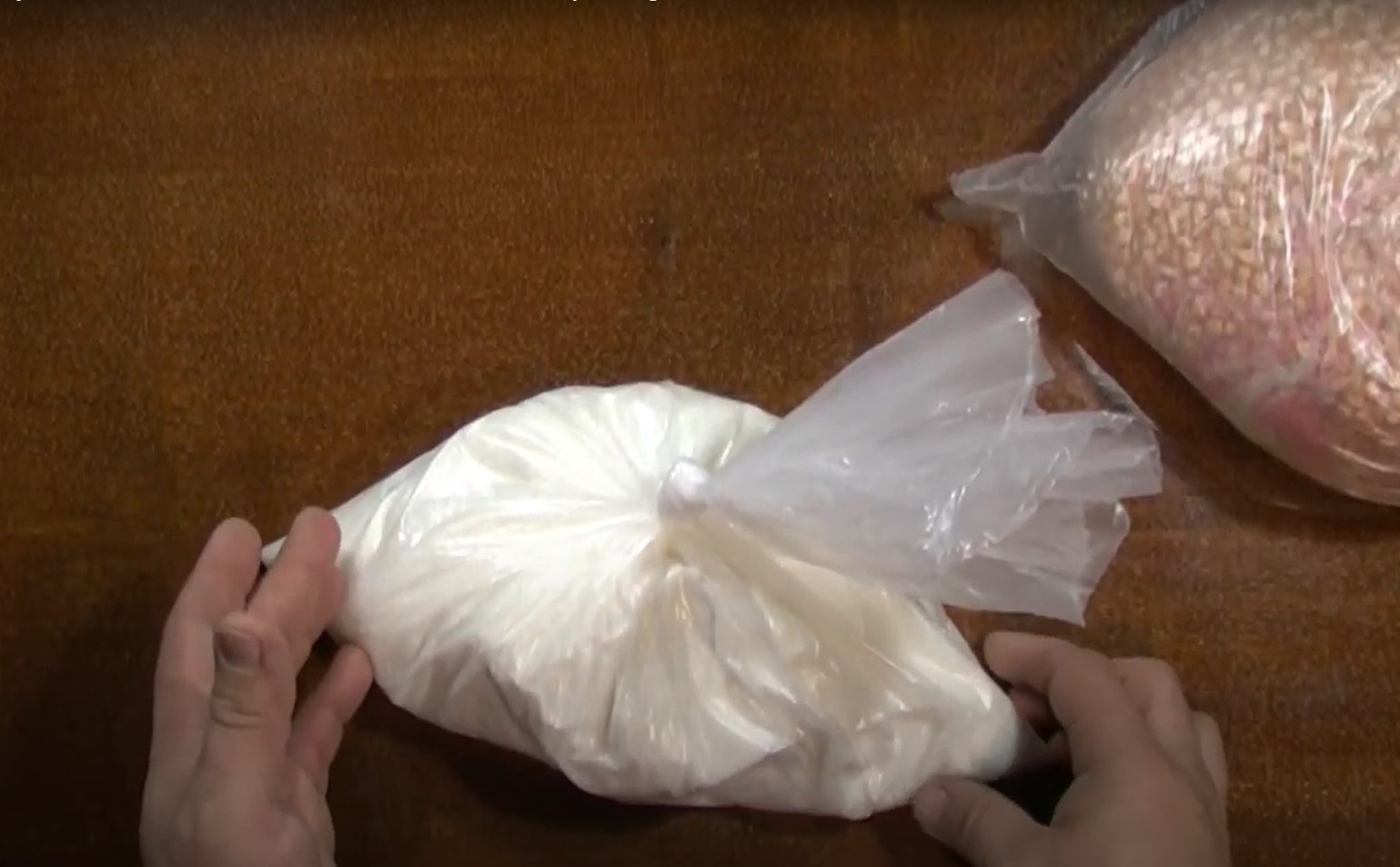 Як швидко розв'язати вузол на пакеті: ви здивуєтеся, наскільки це просто