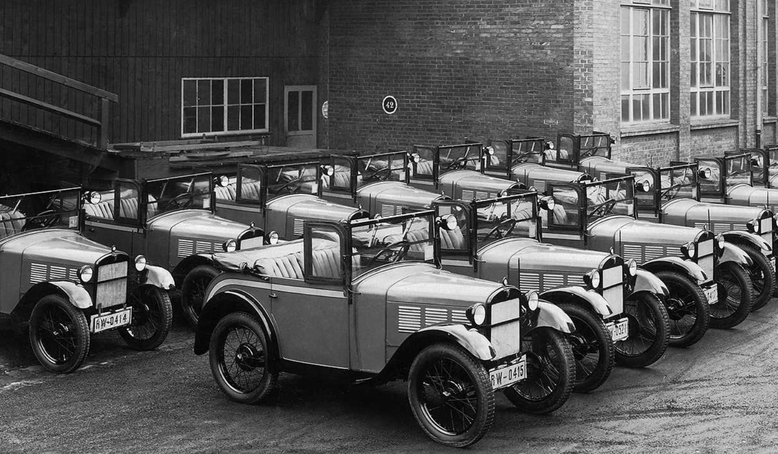 Автомобили-близнецы: ТОП-5 самых интересных пар машин