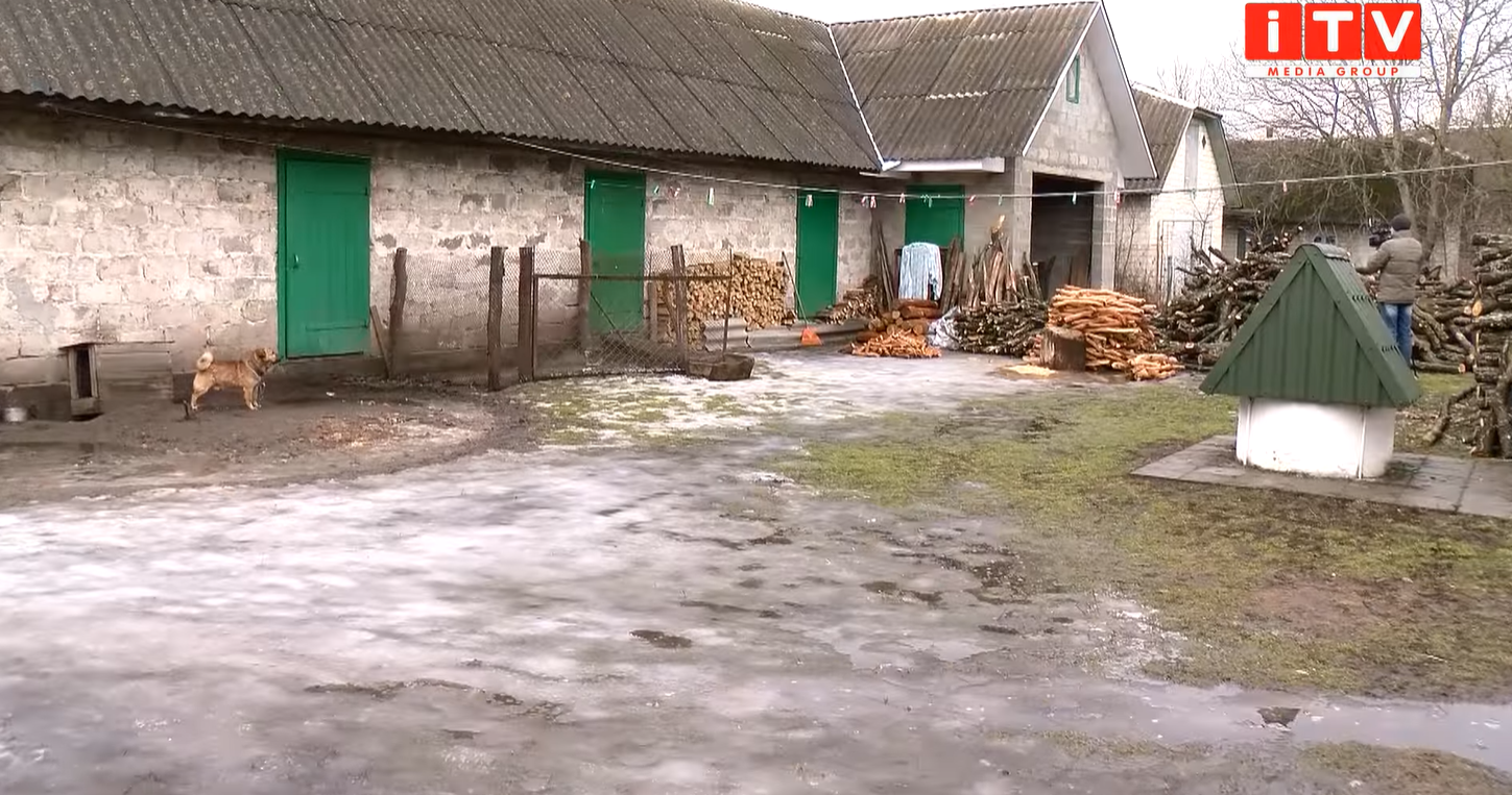 Під Рівним мати 5 місяців тримала сина зачиненим в кімнаті без вікон: на ніч ставила відро