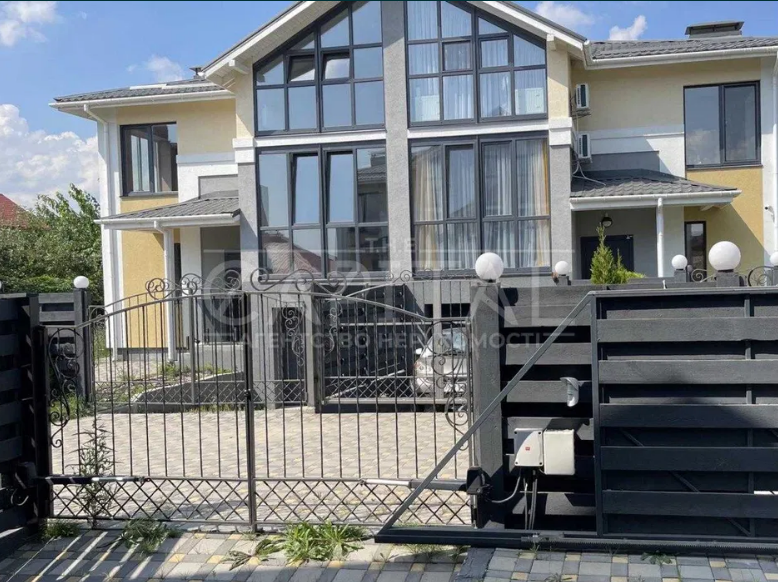 Даша Квиткова продает свой крутой дом на OLX: его цена может шокировать