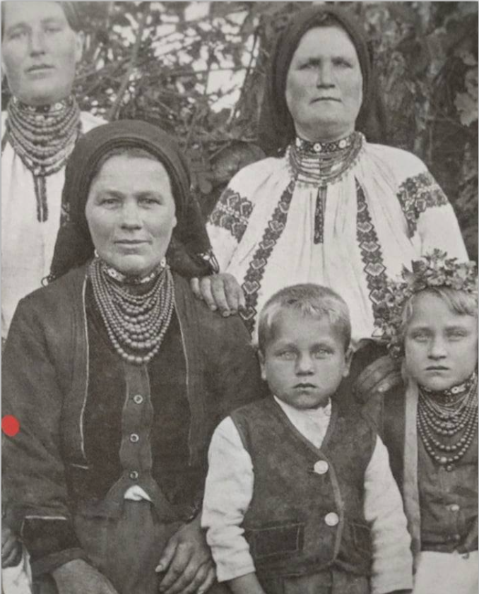 День української хустки: як носили їх наші прабабусі понад століття тому