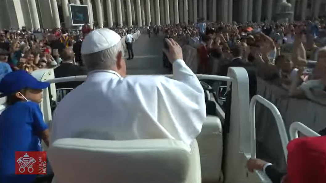 Дети из Украины проехали с Франциском на папамобиле, а понтифику подарили рисунки (видео)