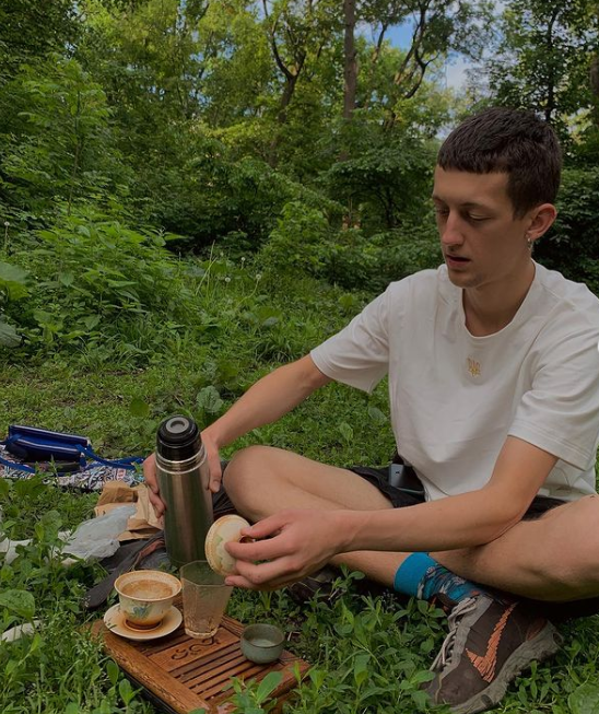 Офіціант із Києва пішки дійшов до Запоріжжя, щоб зібрати мільйон для ЗСУ: історія подорожі волонтера