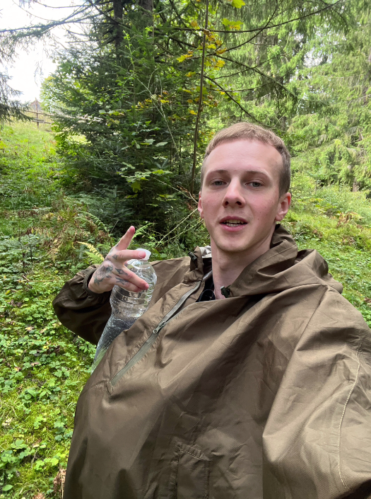 Відомий український блогер втік горами з України. Перед цим він отримав повістку