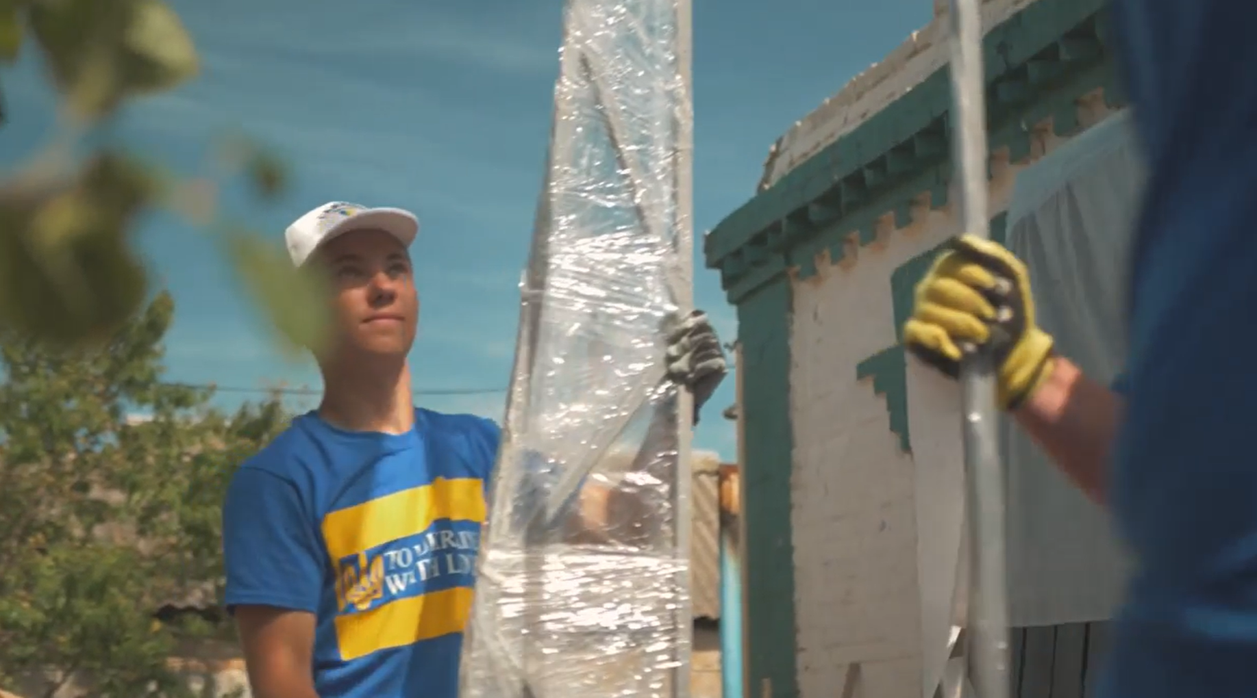 У США школярі зібрали гроші на модульні будинки для українців, і приїхали в Макарів для зведення