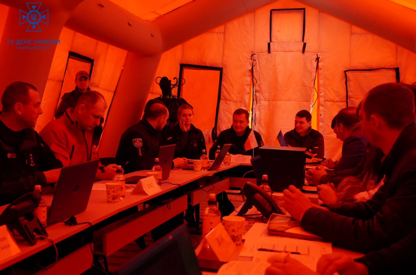 В Украине возле границы с Польшей заработали мобильные пункты обогрева: как они выглядят