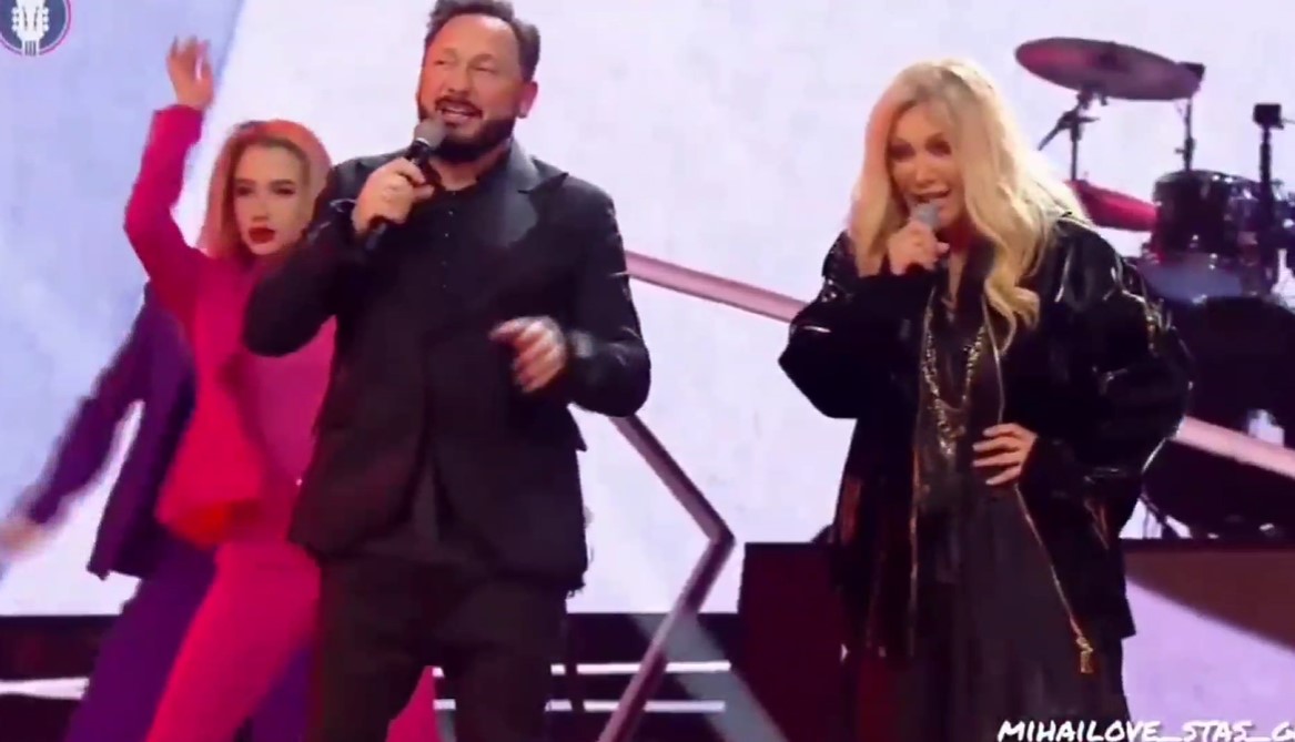 Повалий развлекала российских генералов 9 мая на сцене, увешанной георгиевскими лентами (видео)