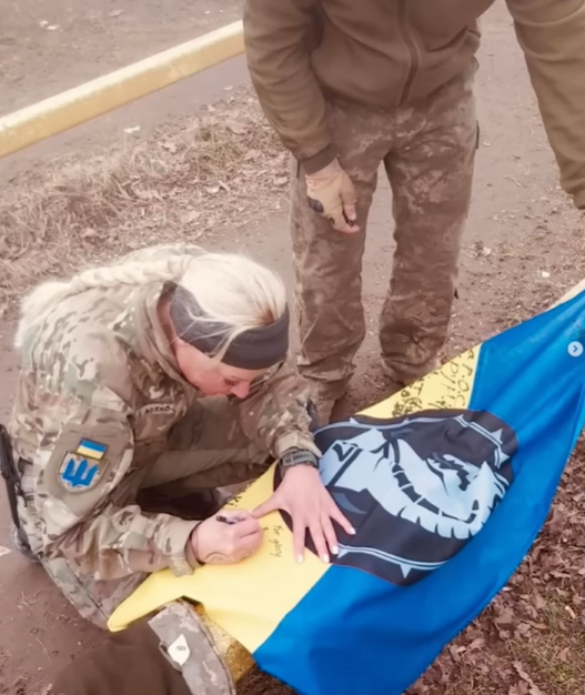 Екс-депутатка зі Швеції вирушила захищати Україну, змінивши костюм на піксель (відео)