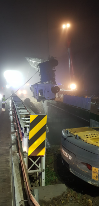 У Польщі українець напідпитку на вантажівці розтрощив міст і "пірнув" у річку, спровокувавши екоНС