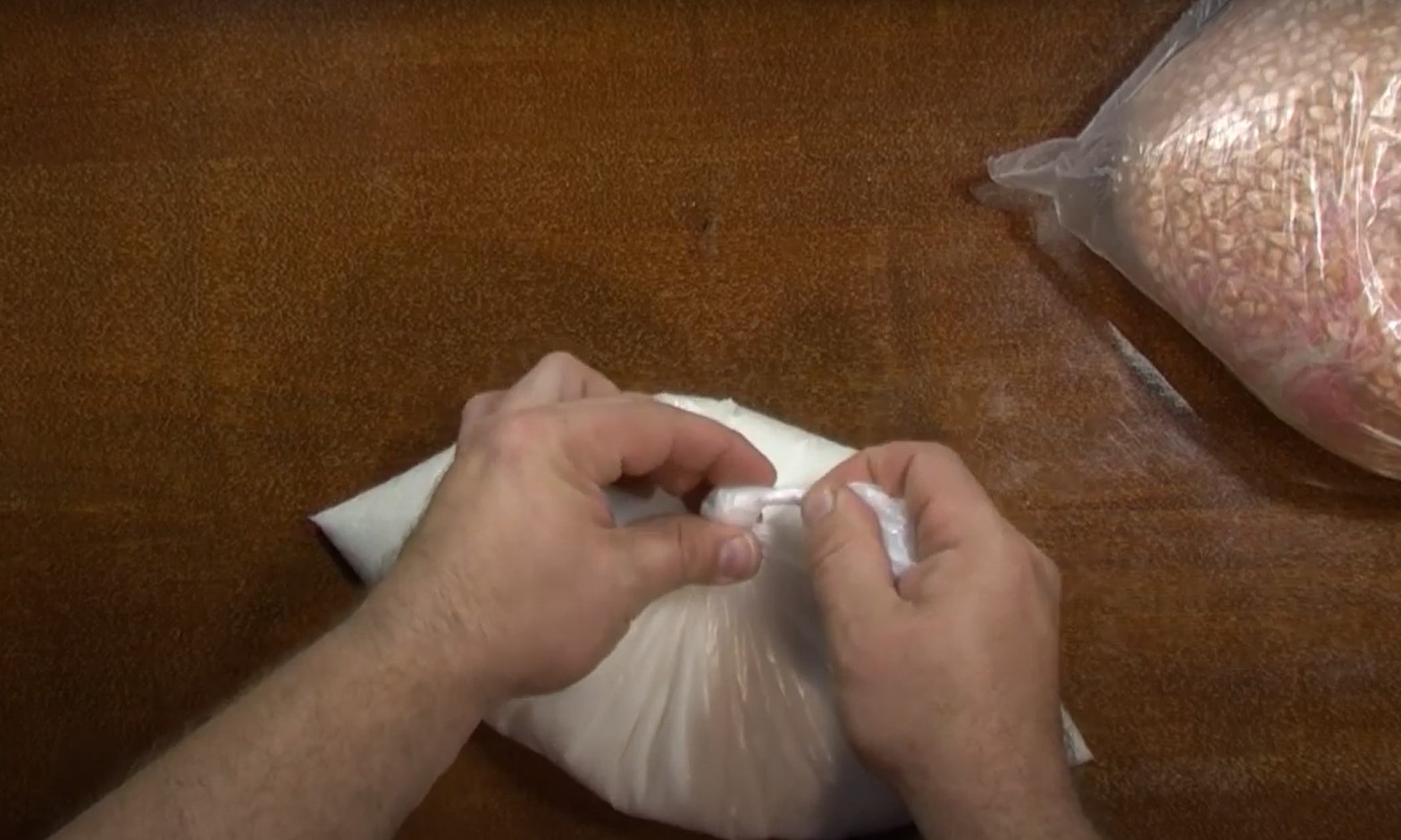 Як швидко розв'язати вузол на пакеті: ви здивуєтеся, наскільки це просто