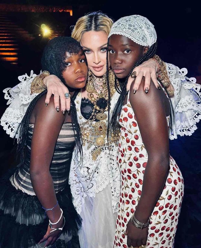 Мадонна гучно відсвяткувала 66-річчя в Італії: співачка показала рідкісне фото з усіма дітьми