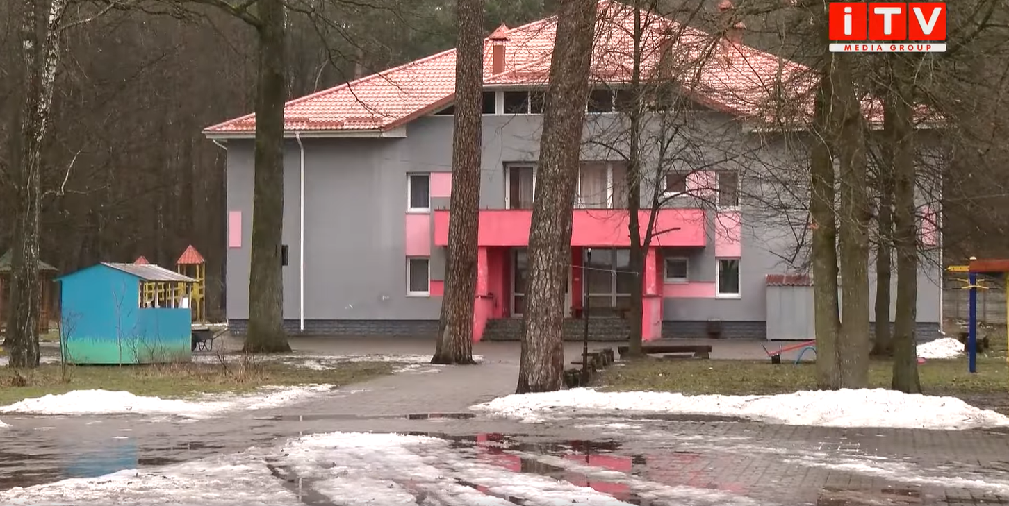 Під Рівним мати 5 місяців тримала сина зачиненим в кімнаті без вікон: на ніч ставила відро