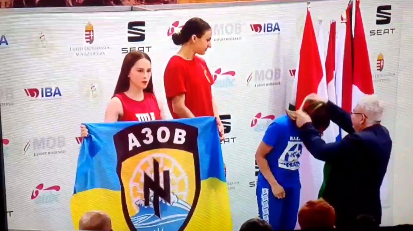 16-летняя украинка на турнире по боксу в Венгрии на пьедестале подняла флаг &quot;Азова&quot;