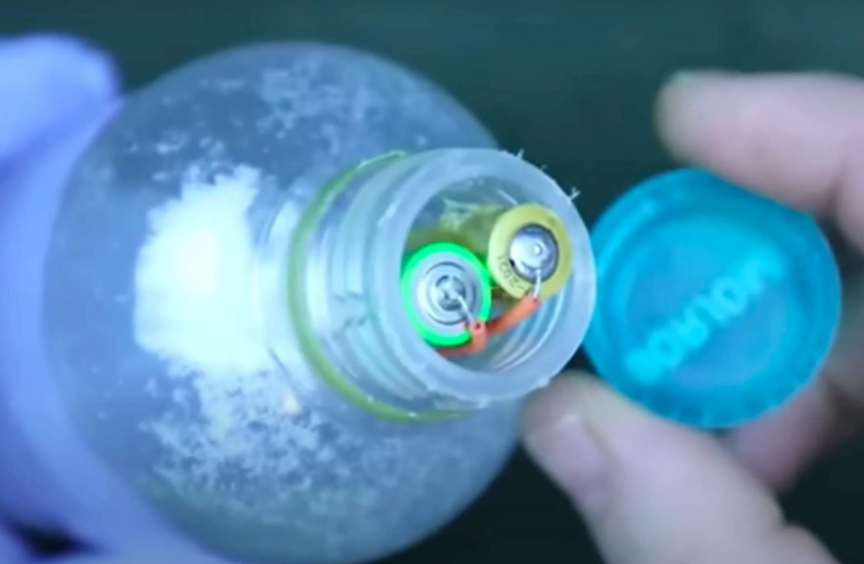 Як зробити ліхтар за 72 гривні, який світитиме 3 місяці: інструкція