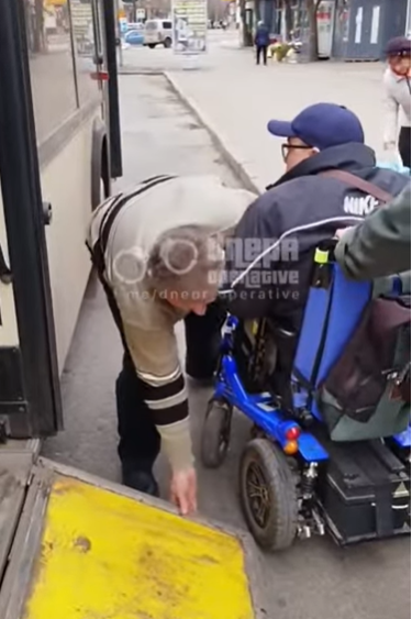 Водій автобуса по-хамськи виволік із салону пасажира на інвалідному візку (відео)