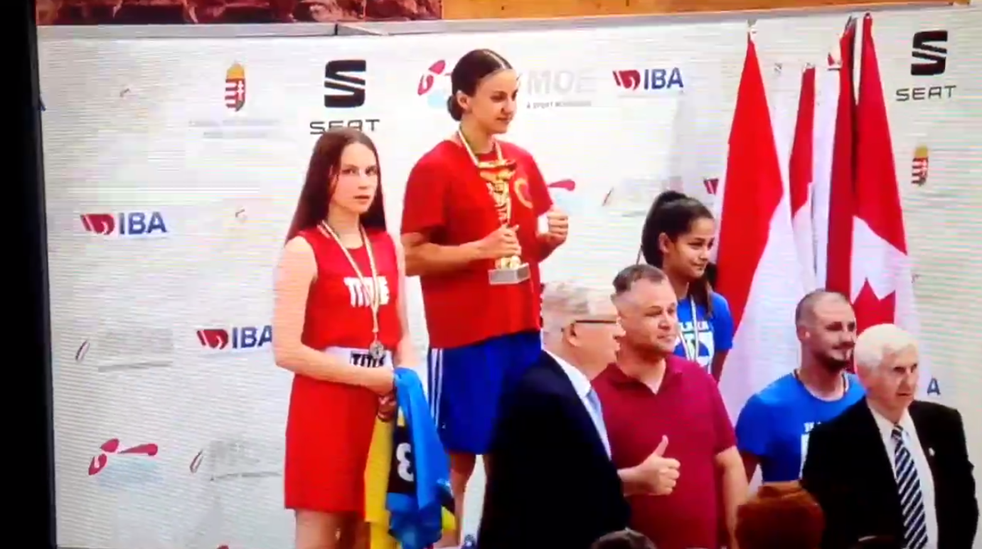 16-летняя украинка на турнире по боксу в Венгрии на пьедестале подняла флаг &quot;Азова&quot;