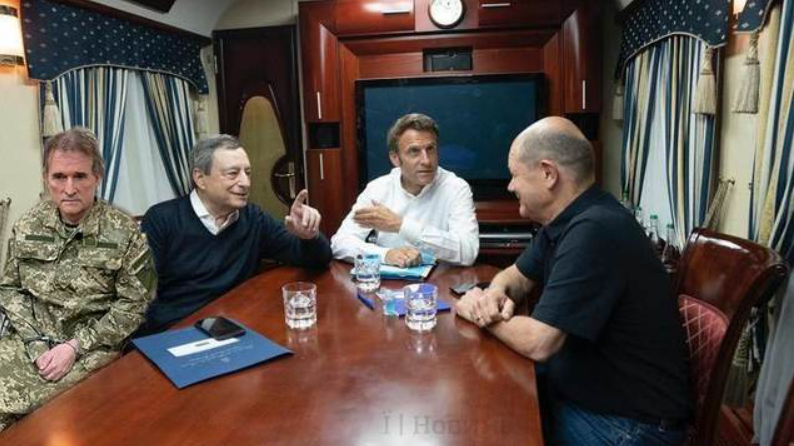 Капитулировал несколько раз: сеть взорвалась мемами о визите Шольца, Макрона и Драги в Киев