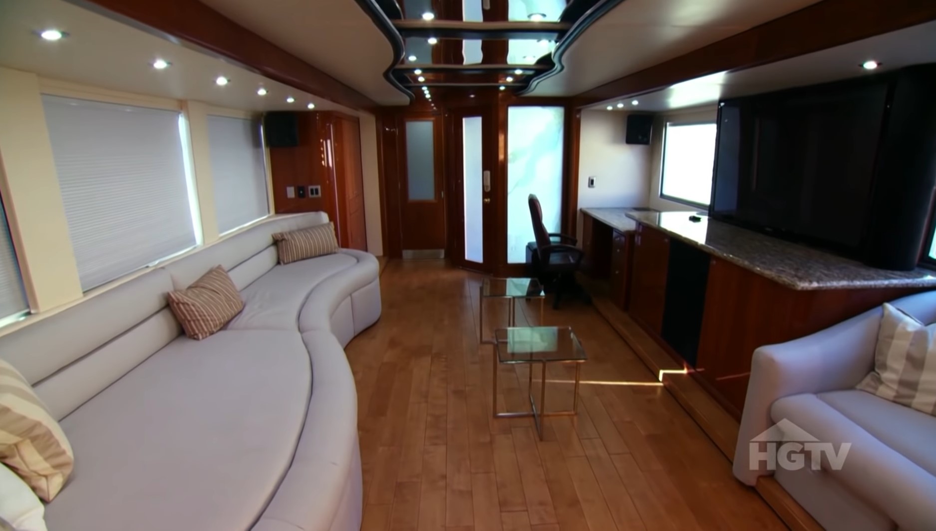 Два поверхи, величезна спальня і медичний кабінет: як виглядає дім на колесах за два мільйони