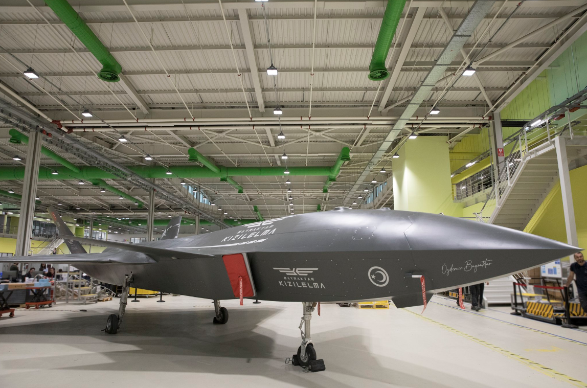 Новий реактивний Bayraktar з українським двигуном викликав фурор на виставці: як виглядає "майбутнє військової авіації"