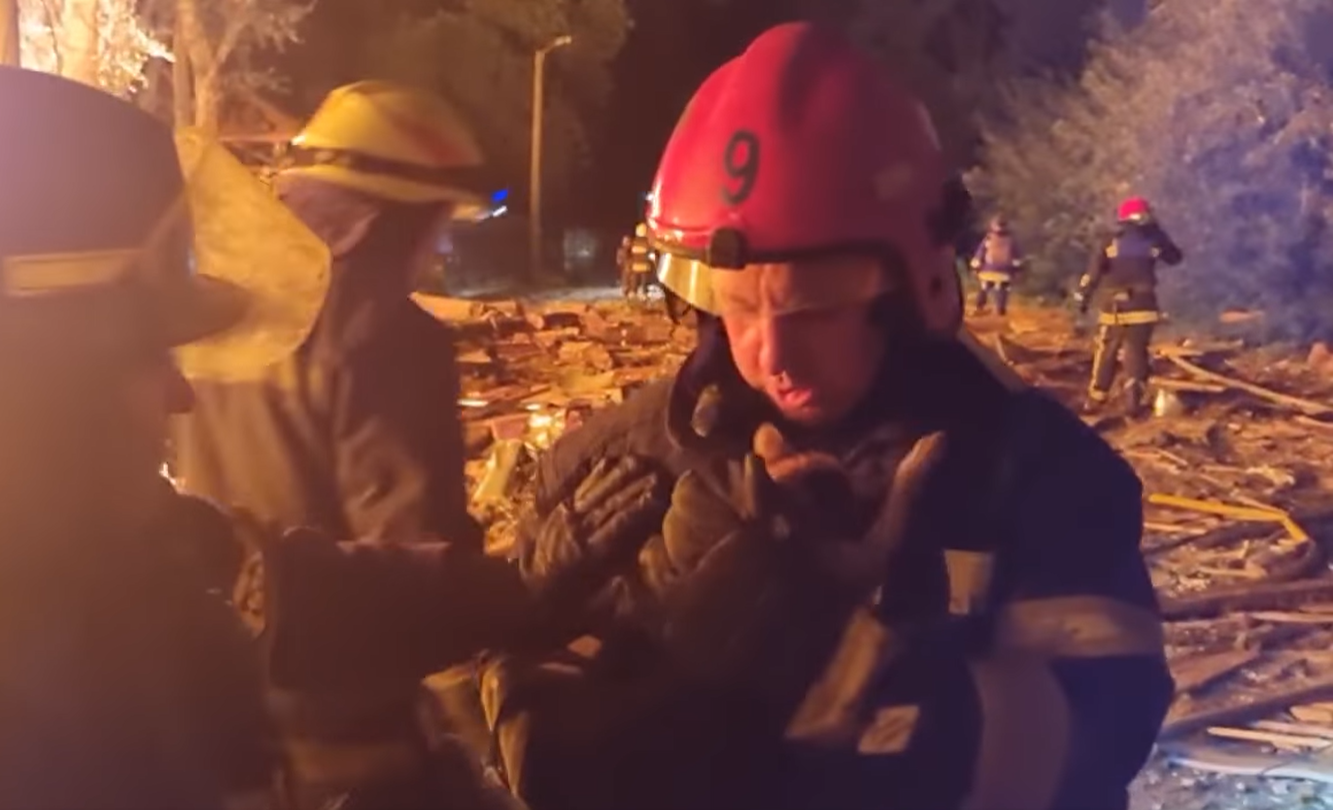 У Харкові врятували кошеня на палаючих руїнах готелю: вижив дивом після удару російської ракети
