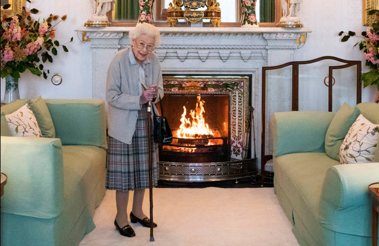 З'явилося останнє фото Єлизавети II. На ньому королева посміхається