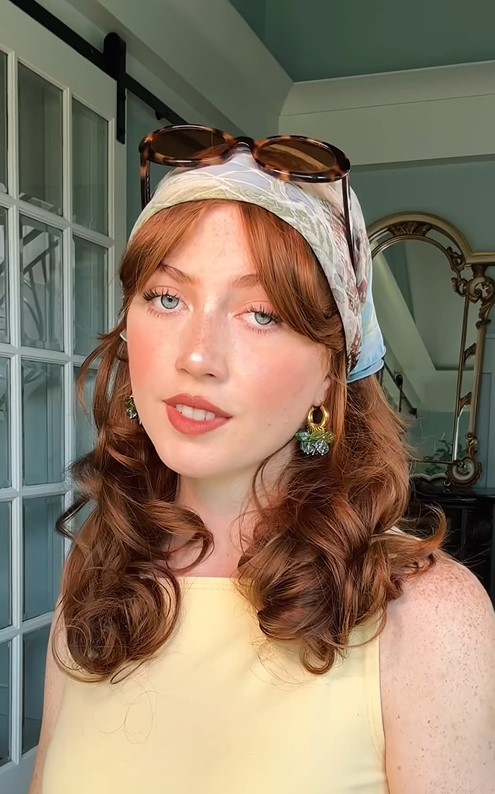 Как носить шелковый платок летом, чтобы выглядеть стильно: 3 идеи, которые легко повторить (видео)