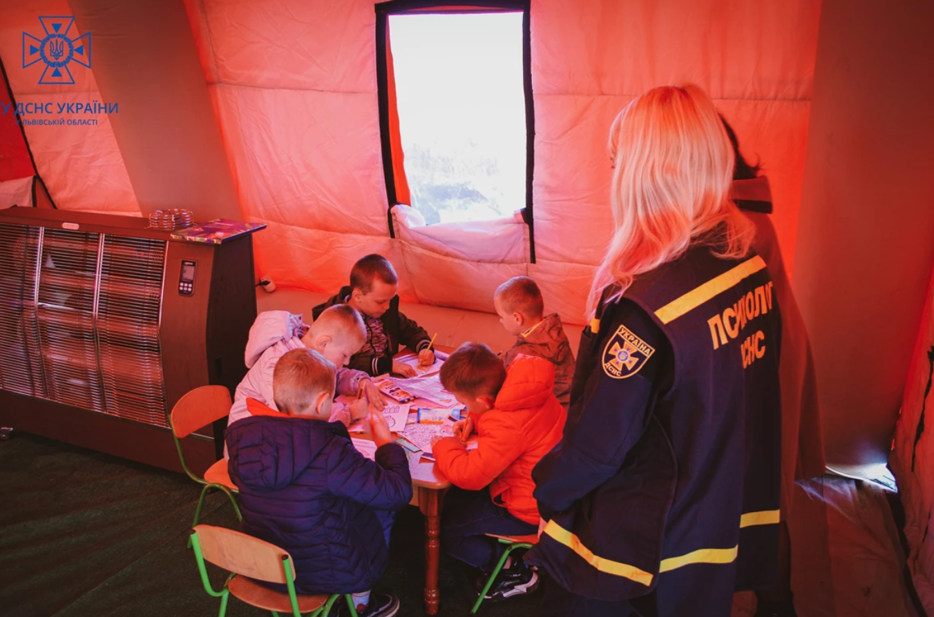 В Украине возле границы с Польшей заработали мобильные пункты обогрева: как они выглядят