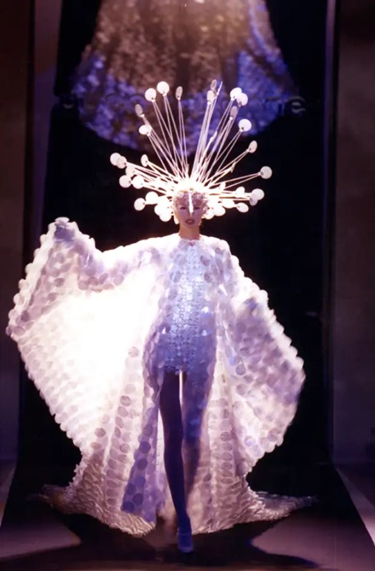 Умер гений моды Пако Рабан: смотрите фото революционных творений кутюрье