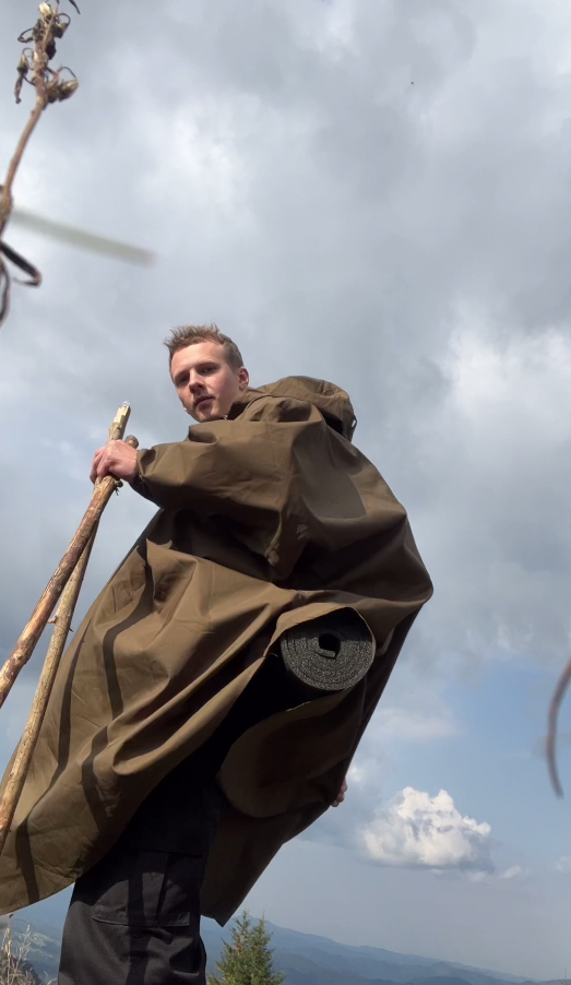 Відомий український блогер втік горами з України. Перед цим він отримав повістку