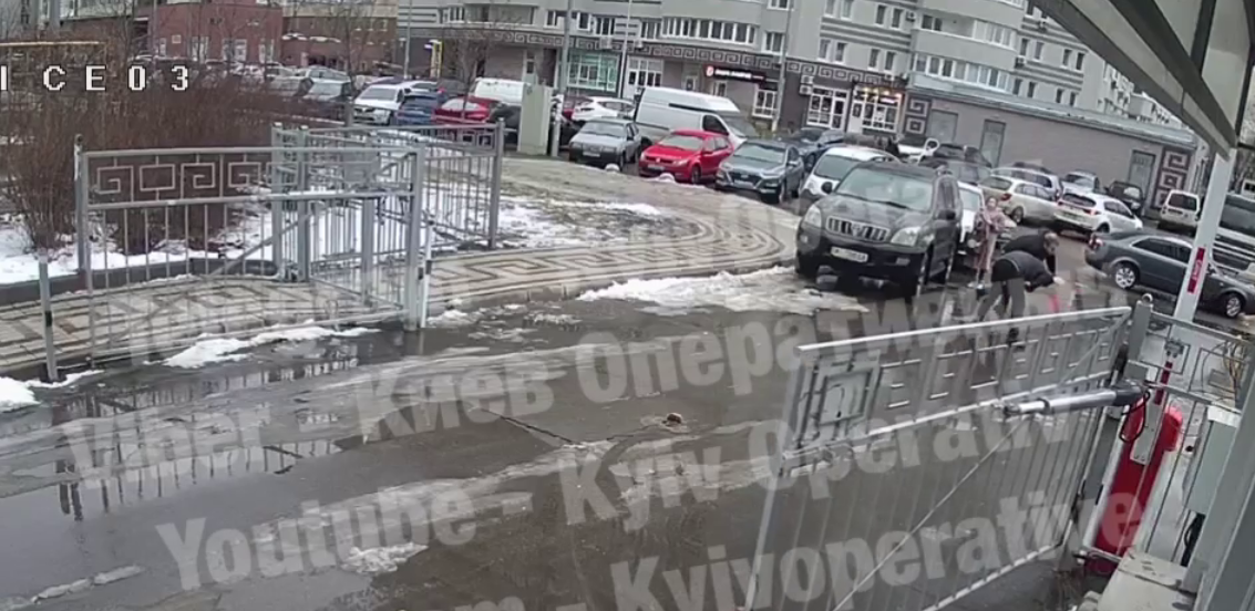 В Киеве сын экс-чиновника избил прохожего до полусмерти из-за замечания о парковке (видео)