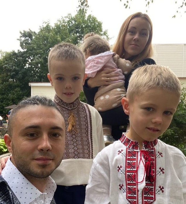 "Воспитываем дух". Певица Alyosha рассказала, как ей с детьми живется в США