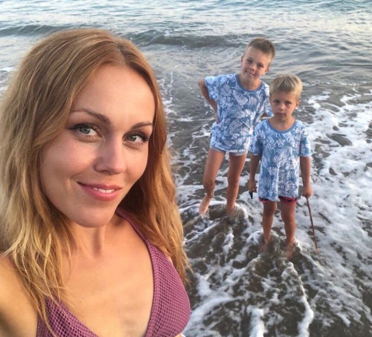 &quot;Воспитываем дух&quot;. Певица Alyosha рассказала, как ей с детьми живется в США