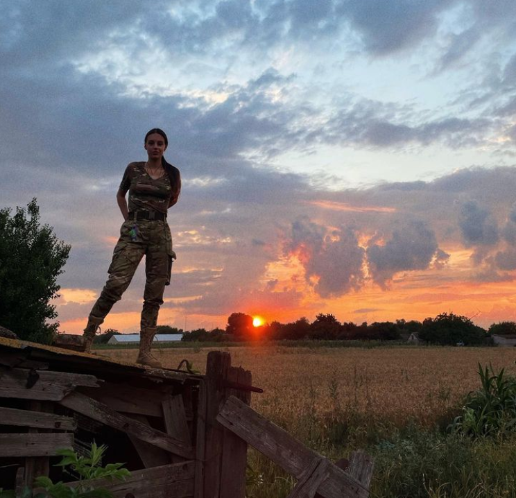 Молода захисниця рятує життя на фронті і підкорює красою мережу: фото &quot;української Лари Крофт&quot;