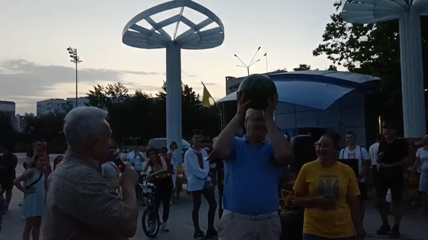 Херсонський кавун продали на аукціоні за 2 тисячі гривень. Гроші передадуть ЗСУ (відео)