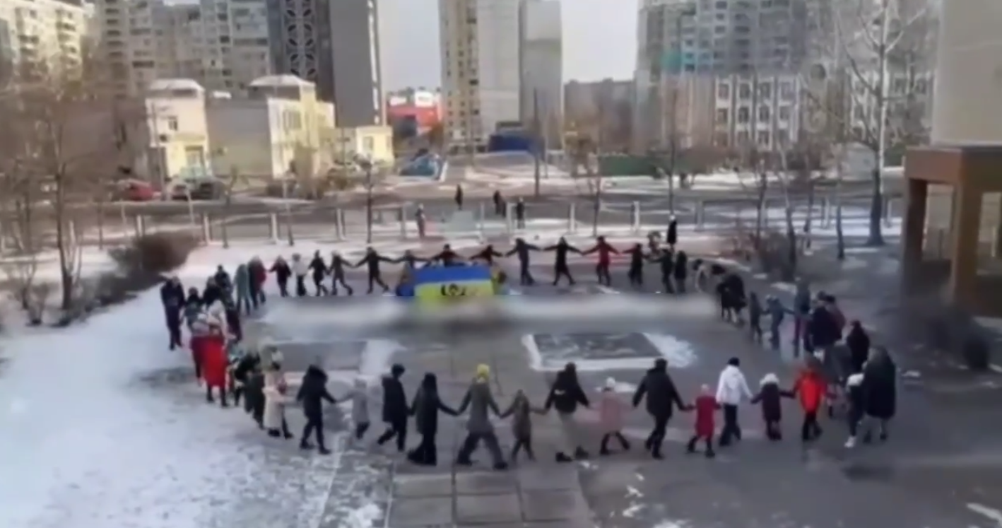 День Соборності київські школярі відсвяткували &quot;живим ланцюгом&quot; навколо прапора: яскраве відео