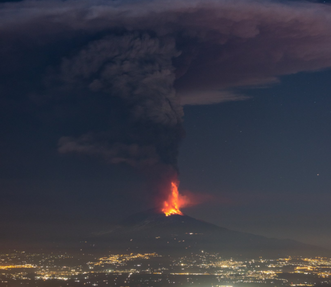 На Сицилії почалося виверження вулкана Етна: вражаюче відео