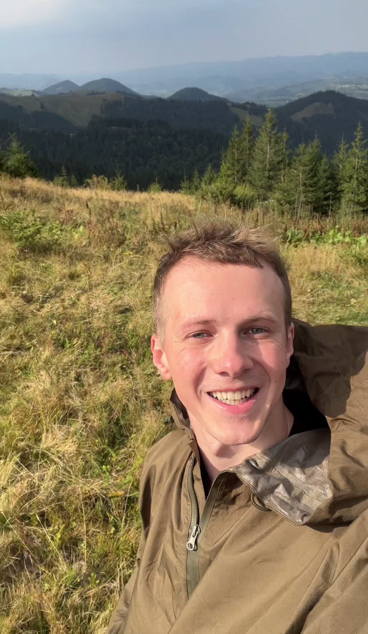 Відомий український блогер втік горами з України. Перед цим він отримав повістку