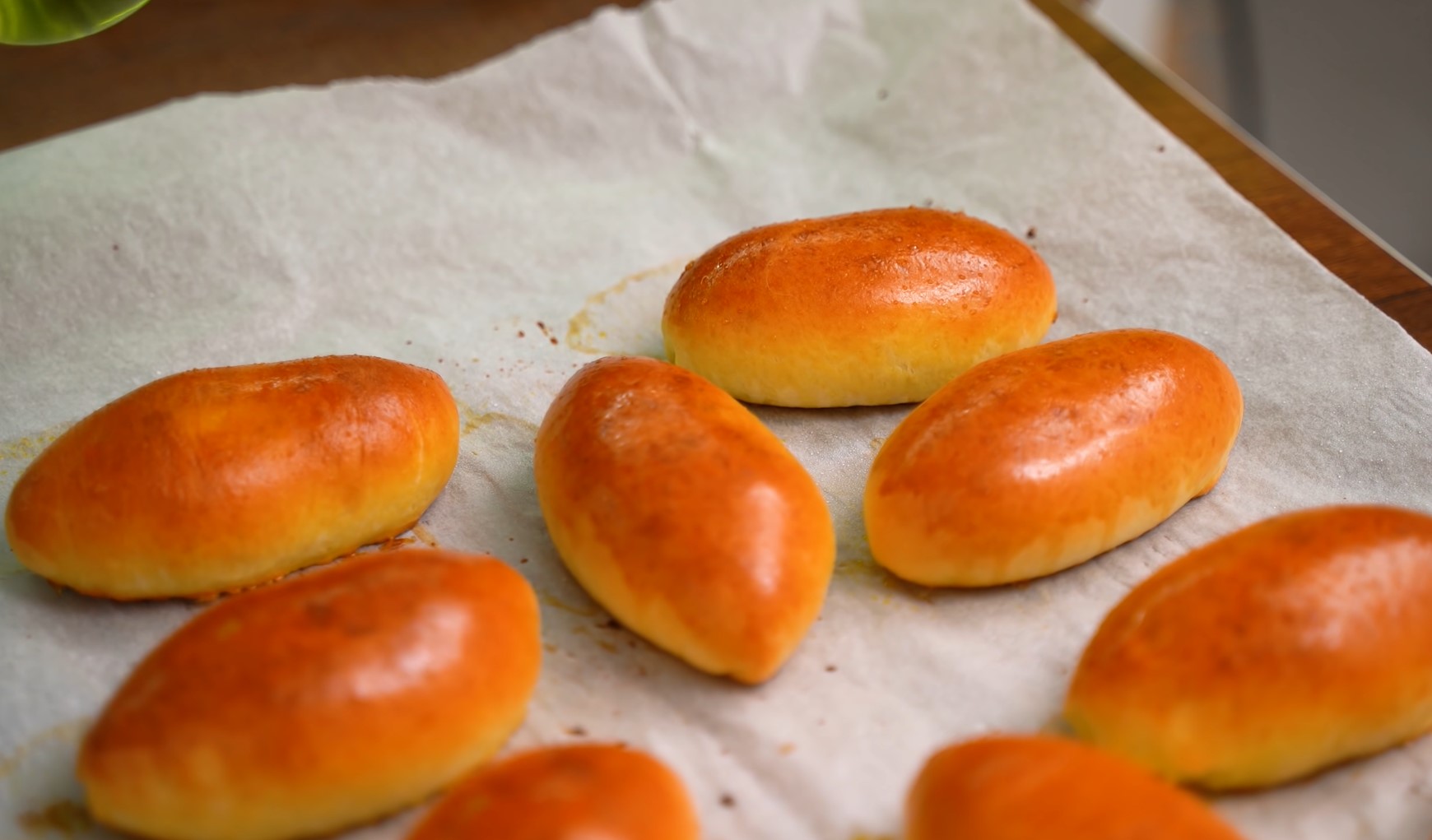 Быстрые дрожжевые пирожки, которые не черствеют: учимся готовить "милашино тесто"