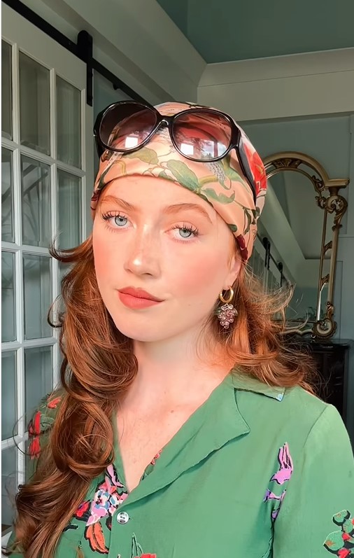 Как носить шелковый платок летом, чтобы выглядеть стильно: 3 идеи, которые легко повторить (видео)