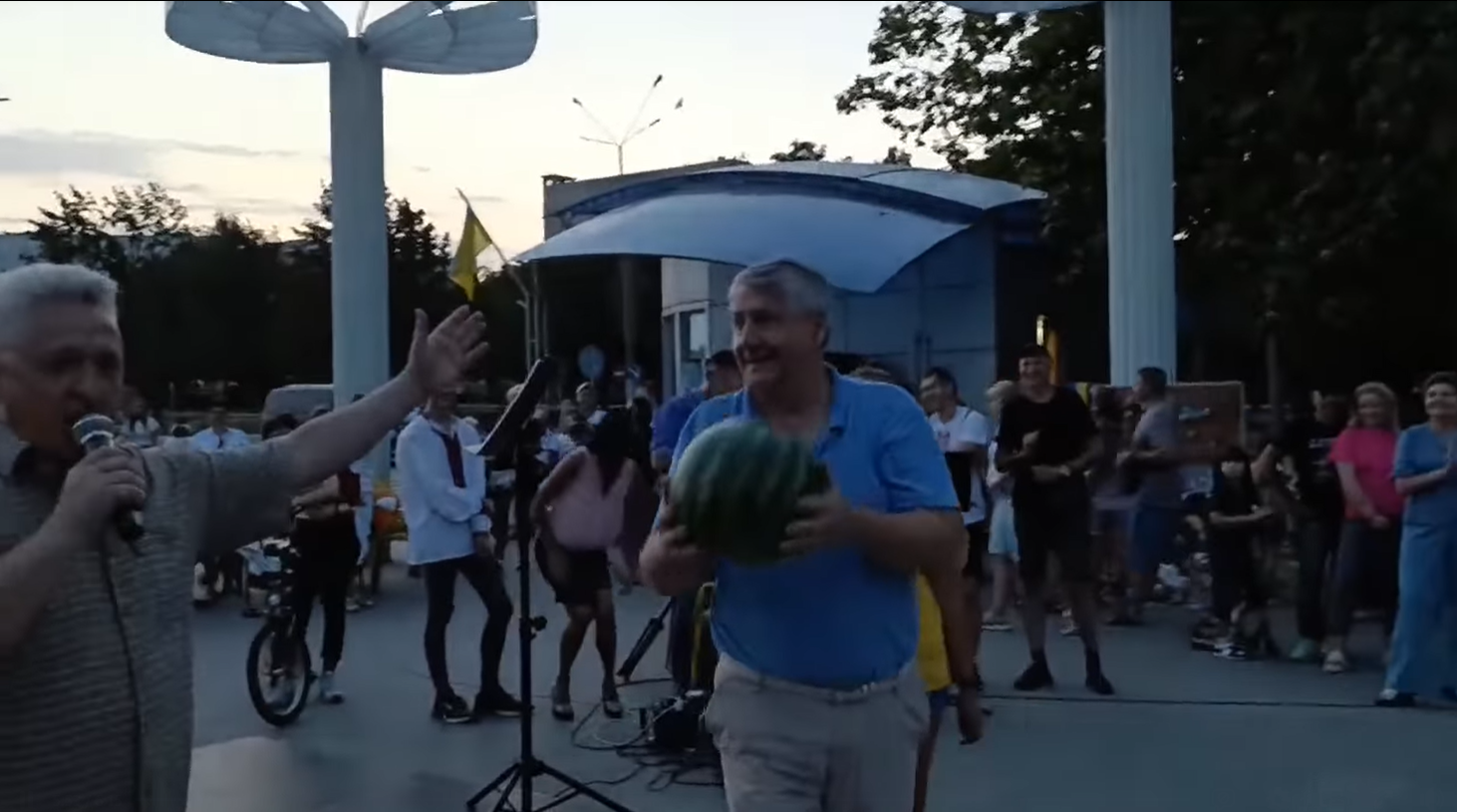 Херсонський кавун продали на аукціоні за 2 тисячі гривень. Гроші передадуть ЗСУ (відео)