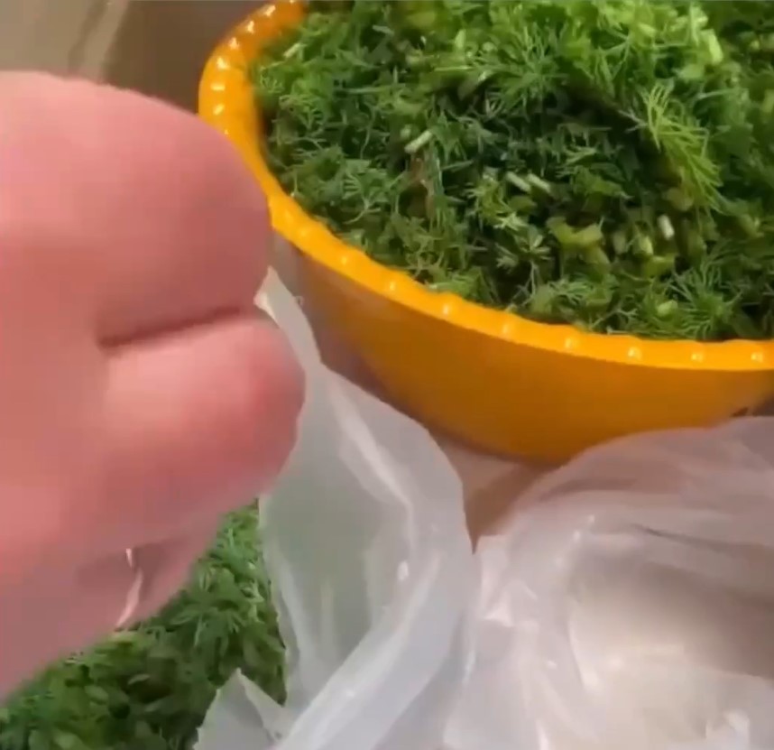 Как заморозить укроп, чтобы он не превратился в кашу: простой лайфхак